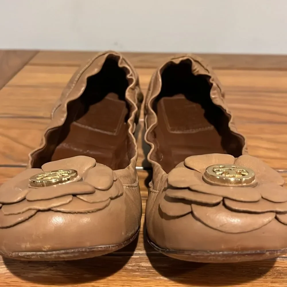 Tory Burch Shelby Camelia Flower Logo Flats size 5.